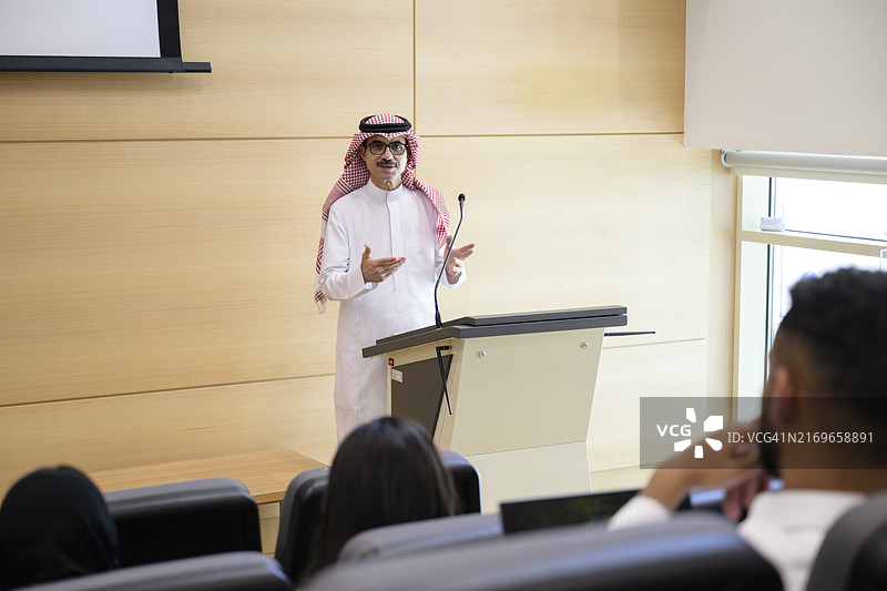 沙特教授在礼堂为大学生讲课图片素材