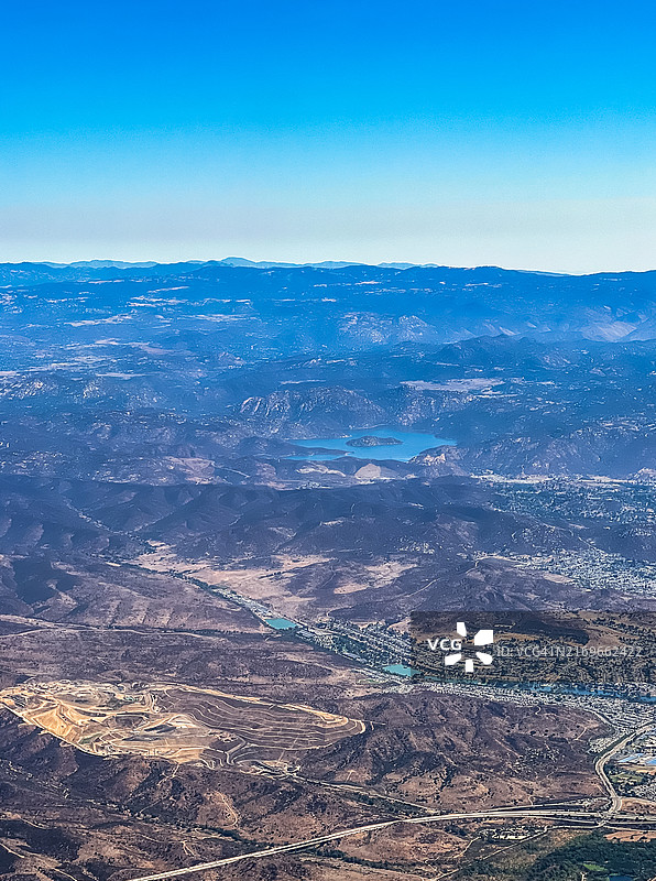 圣地亚哥垃圾填埋场和水库的航拍景色图片素材