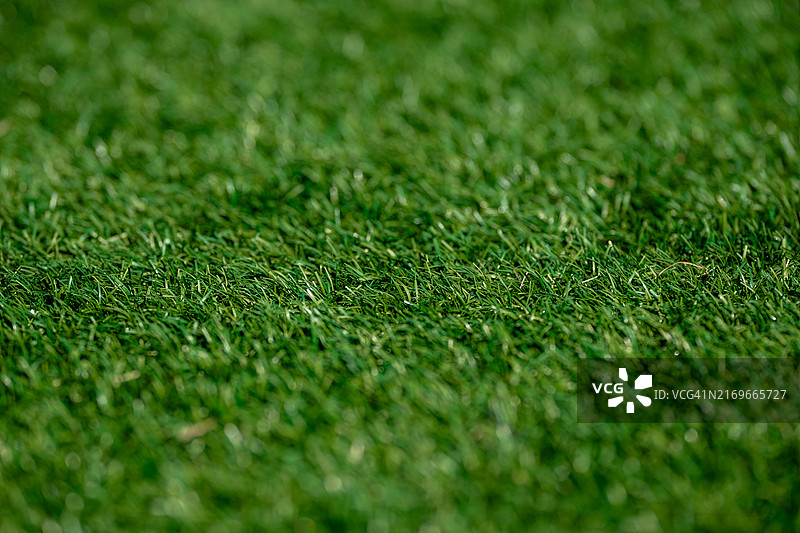 足球场上的人造草皮细节图片素材