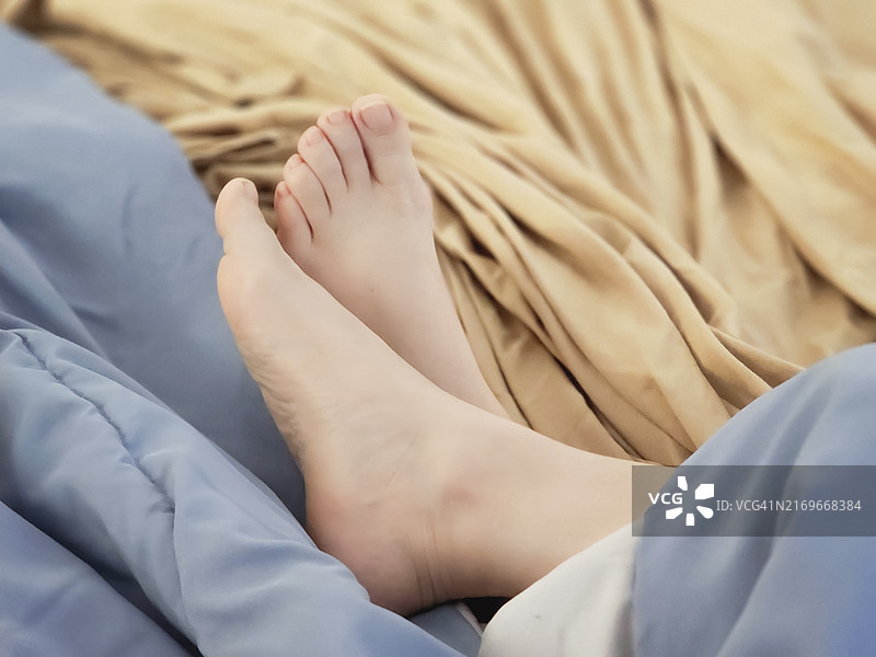 在床上休息的女人图片素材