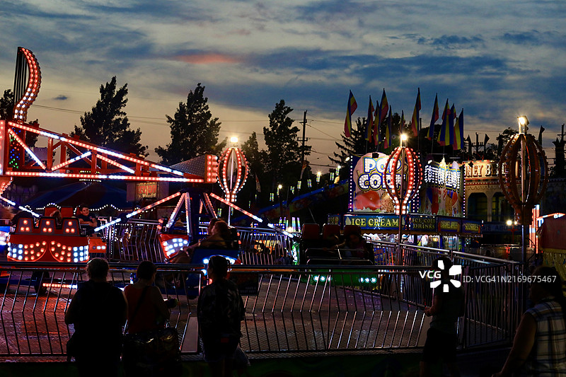灯火辉煌的传统州博览会游乐设施图片素材