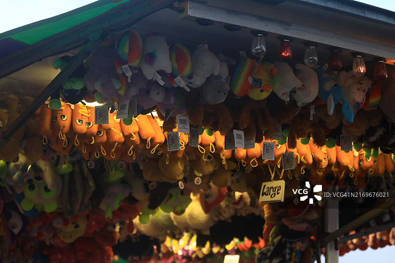 游戏厅里的毛绒玩具墙图片素材