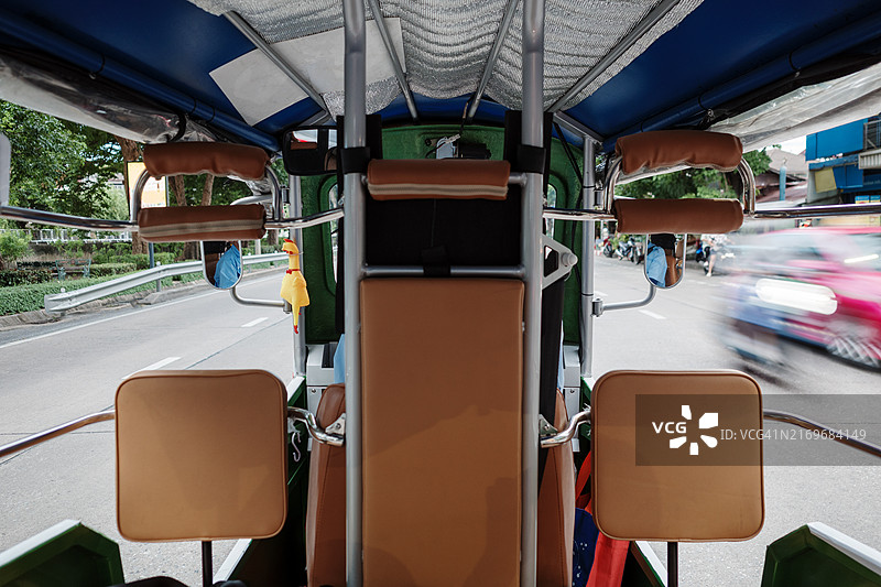 传统嘟嘟车：米色座椅、把手和后视镜展示图片素材