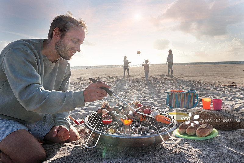 一家人在海滩上烧烤图片素材