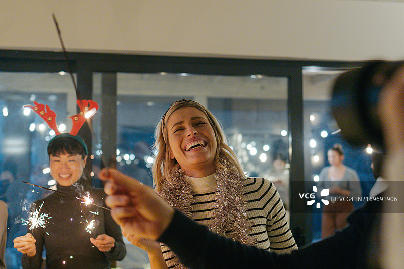 一起庆祝圣诞节的人群图片素材