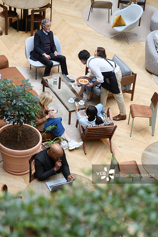 自助餐厅里的一群人俯视图图片素材