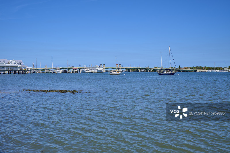 美国佛罗里达马坦萨斯河上的帆船图片素材