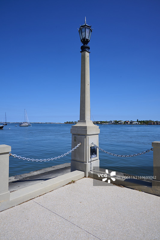 岸边的乡村风灯笼，位于美国佛罗里达州圣奥古斯丁马坦萨斯河图片素材