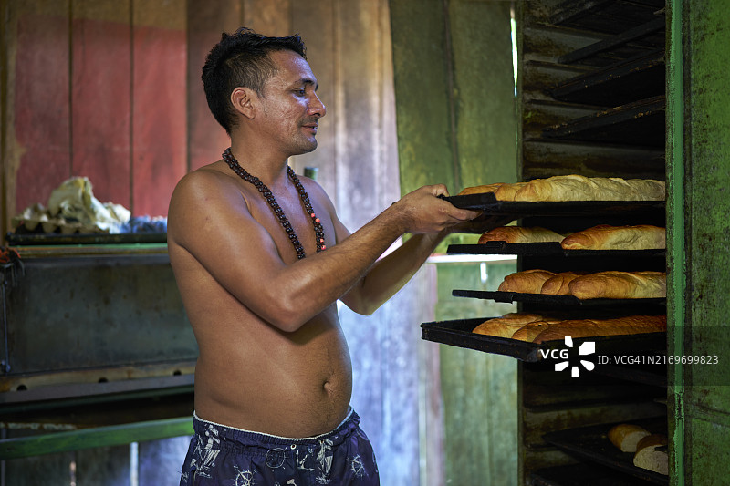 巴西亚马逊的一位少数民族男子擅长为他的社区制作面包，他已经做了一年的面包师图片素材