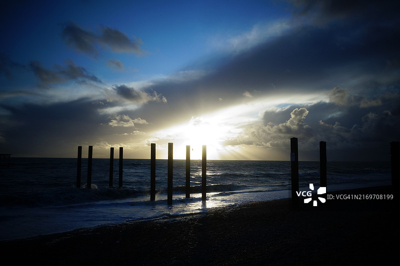 日落时分的金属柱图片素材