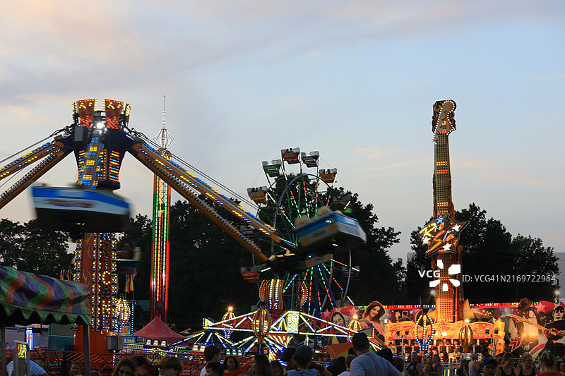 美国乡村县集市上色彩缤纷的狂欢节游乐设施图片素材