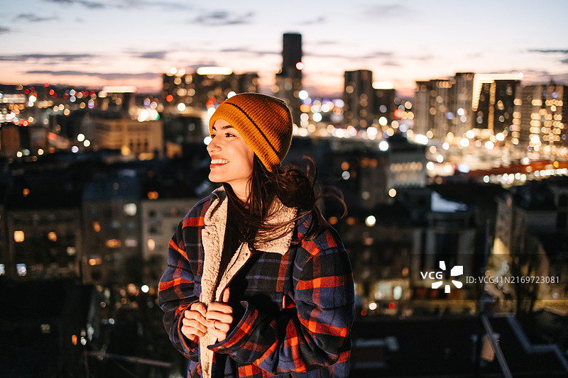 城市夜景中的女人图片素材