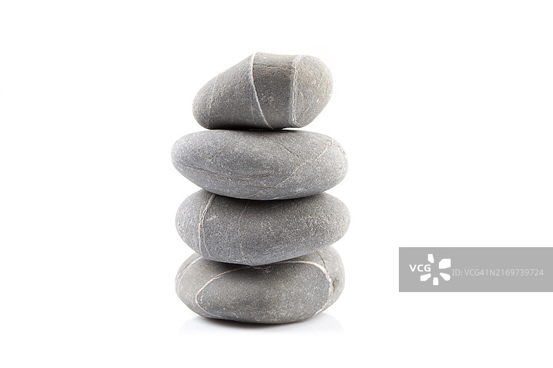 白色背景上的石头金字塔图片素材