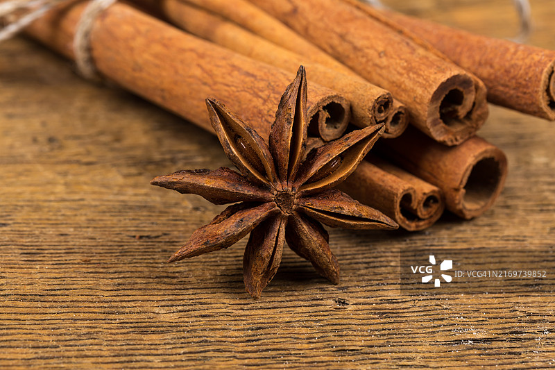 木头上的肉桂棒和八角特写图片素材