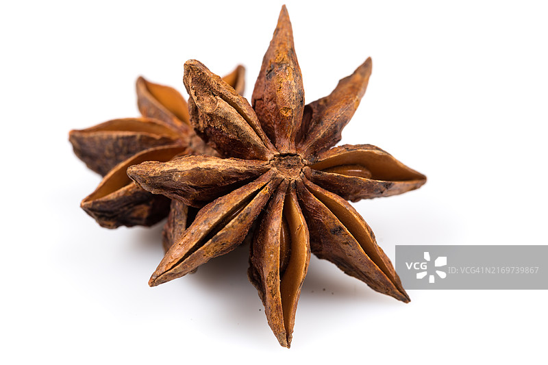 白色背景上的八角茴香图片素材