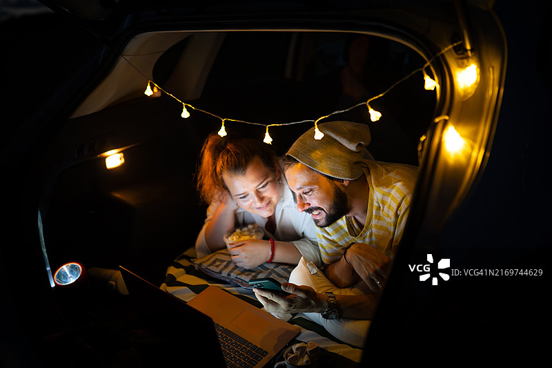 夜晚是看电影的最佳时光图片素材