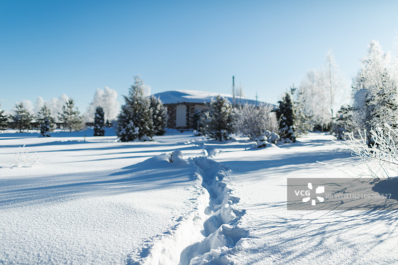 深雪堆中的乡村住宅图片素材