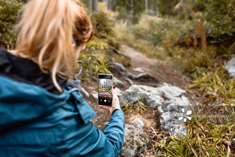 在徒步旅行中拍照图片素材