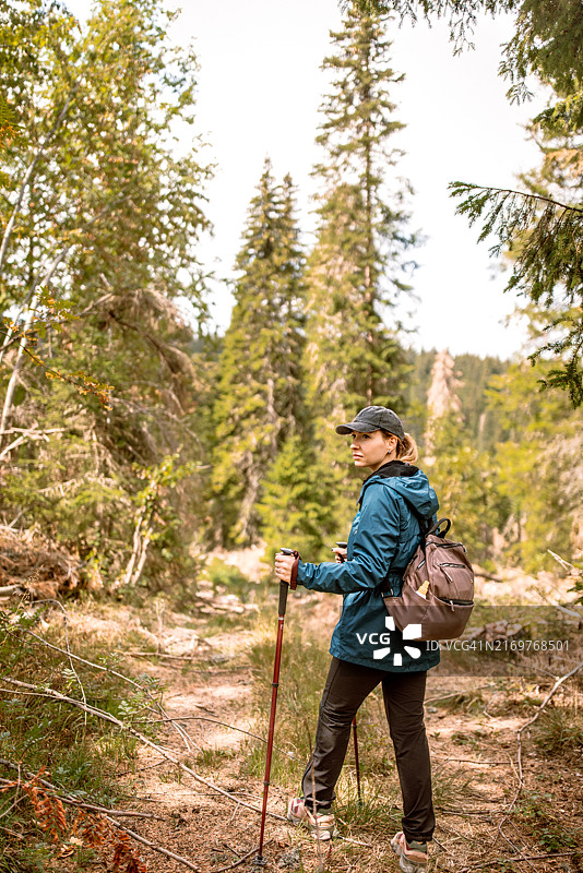 中年徒步女性在户外享受自然风光图片素材