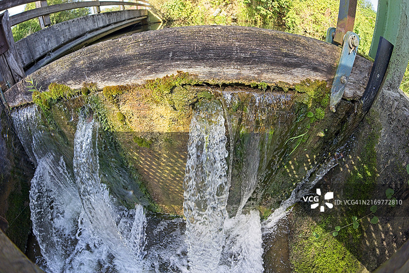 从堰或水坝倒入排水沟的水图片素材