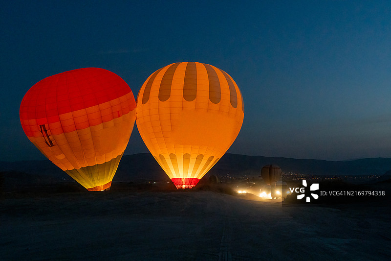 日出前正在充气的热气球图片素材