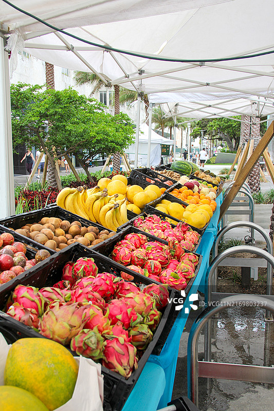 户外农贸市场，水果在塑料箱中展示图片素材