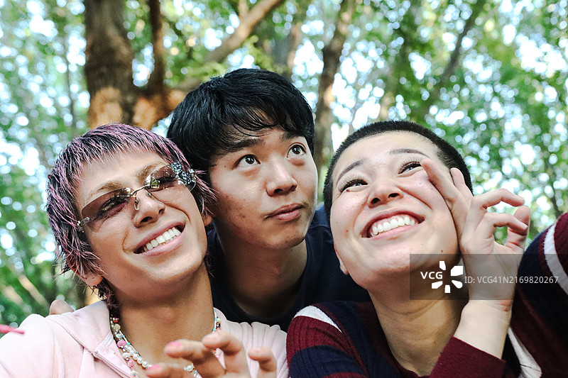 使用手机的快乐年轻人图片素材