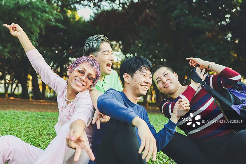 快乐的多元化年轻人画像图片素材