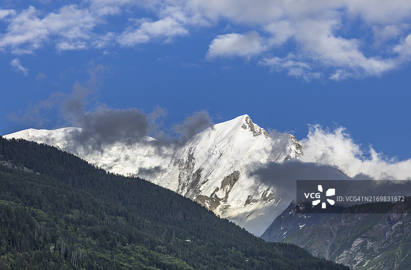 从法国圣热尔韦莱班望去的勃朗峰顶图片素材