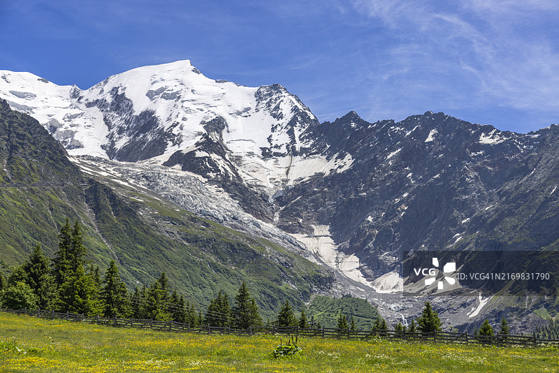 夏季法国阿尔卑斯山脉霞慕尼上空的壮丽景色图片素材