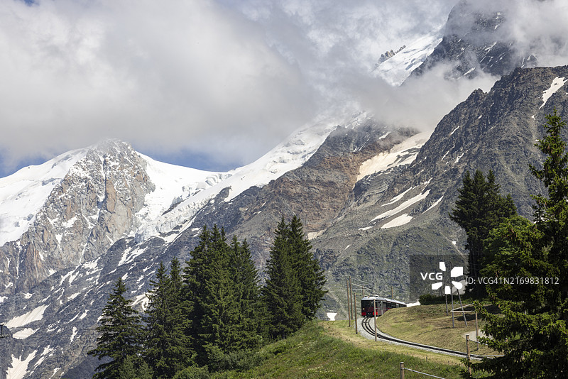 夏季法国阿尔卑斯山脉的群山，位于夏慕尼上方图片素材