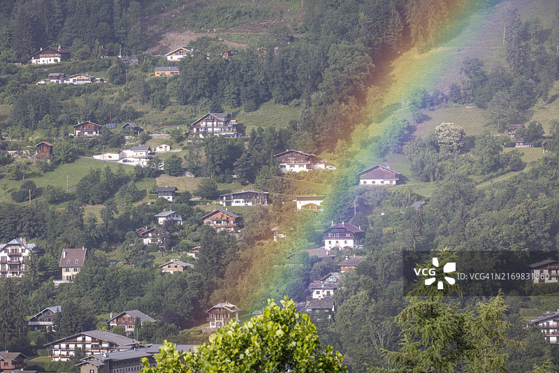 法国圣热尔韦莱班上空的彩虹图片素材
