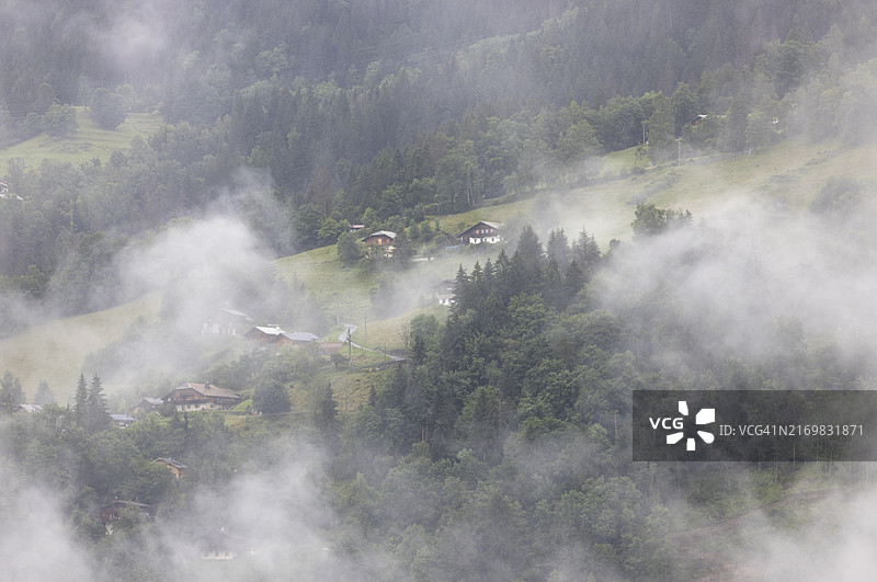 法国圣热尔韦莱班上空的多云天气图片素材