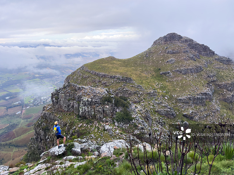 站在岩石上俯瞰群山的冒险者图片素材