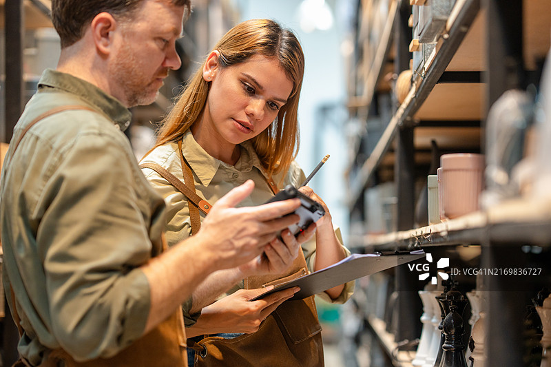 高效的仓库管理：团队合作、库存和业务战略图片素材