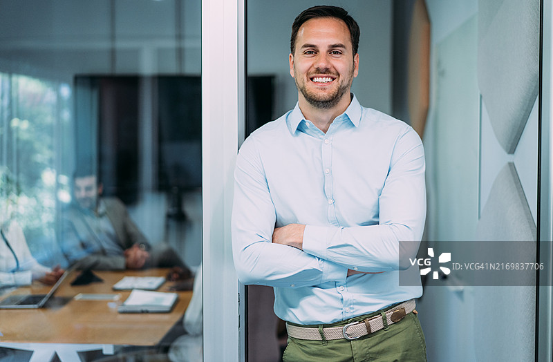 自信的商人和他的团队图片素材