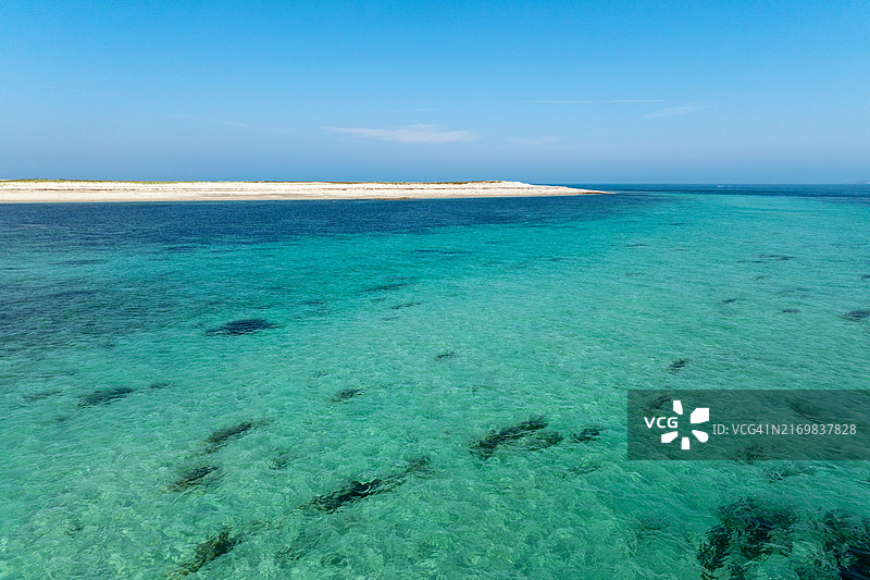 夏季贝尼盖岛及其泻湖般的碧绿水域图片素材