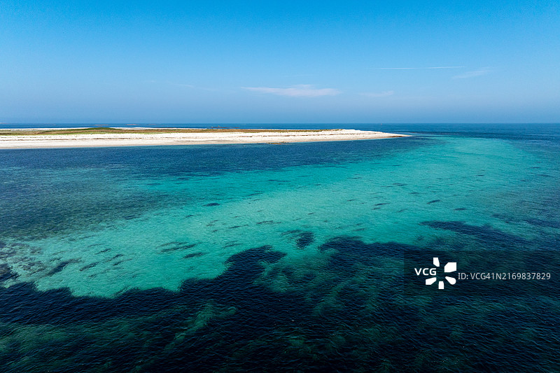 夏季贝尼盖岛及其泻湖般的碧绿水域图片素材