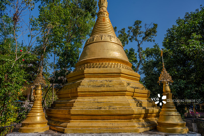 孟加拉国科克斯巴扎尔马赫什卡利岛阿南达·米塔佛寺的金色佛塔图片素材