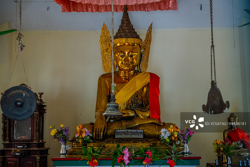 孟加拉国马赫什卡利岛阿难陀弥达寺金色佛像图片素材