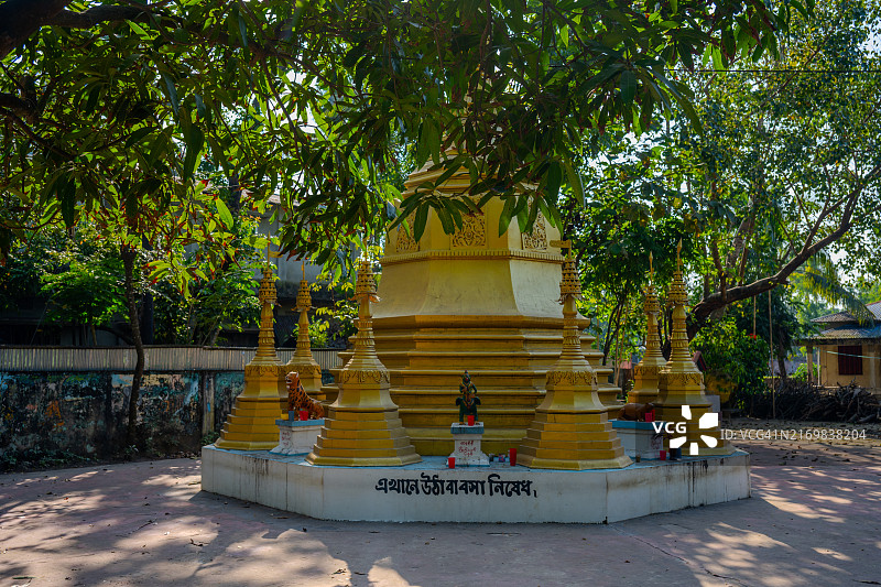 马赫什卡利岛若开邦佛教寺庙庭院中的金色佛塔图片素材