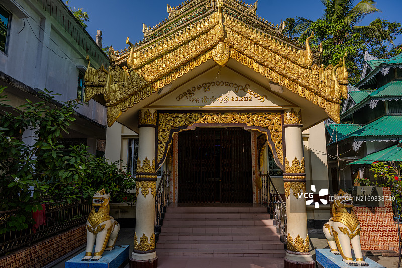 马赫什哈利岛若开邦佛教寺庙的华丽入口图片素材