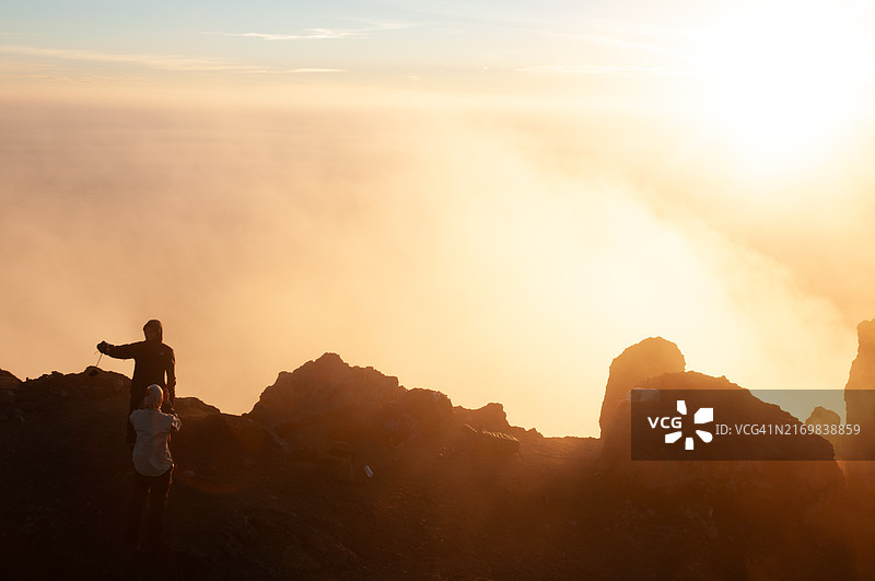 日出晨光下的默拉皮火山剪影火山岩图片素材