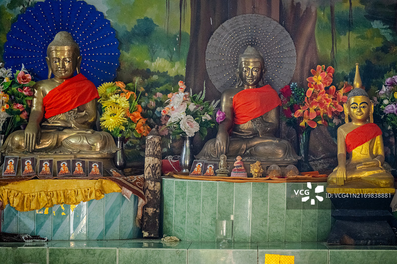 若开邦佛教寺庙里用红色长袍装饰的佛像，马赫什卡利岛图片素材