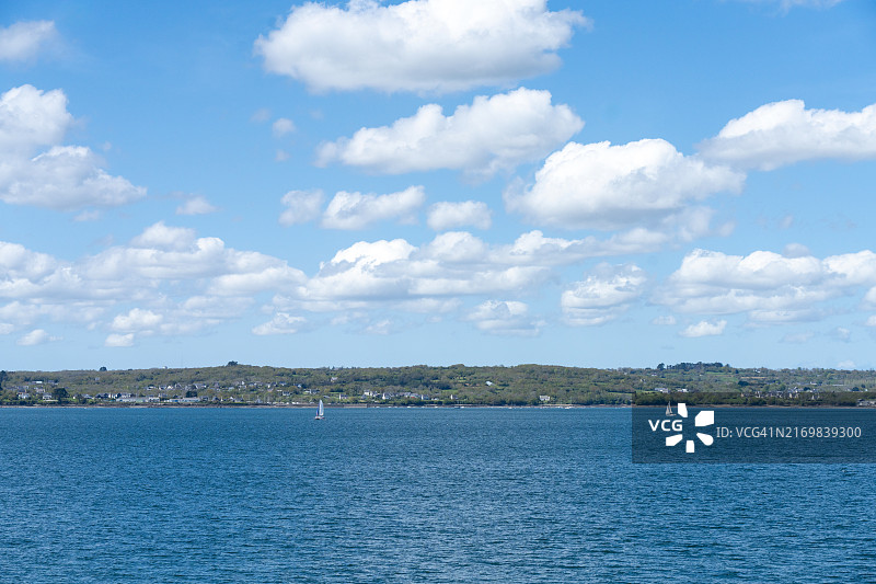 洛戈纳-达乌拉斯在班迪角附近的沿海景观，邻近牡蛎养殖场图片素材