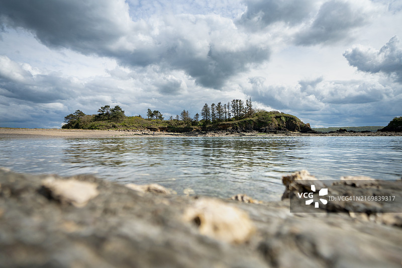 洛戈纳-达乌拉斯在班迪角附近的沿海景观，邻近牡蛎养殖场图片素材