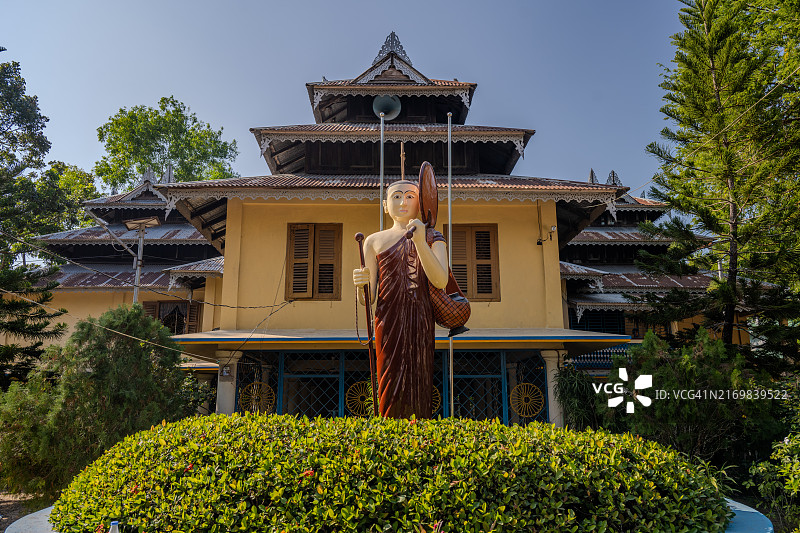 孟加拉国科克斯巴扎尔 Maheshkhali 岛上的阿难达·米塔佛寺与僧侣雕像图片素材