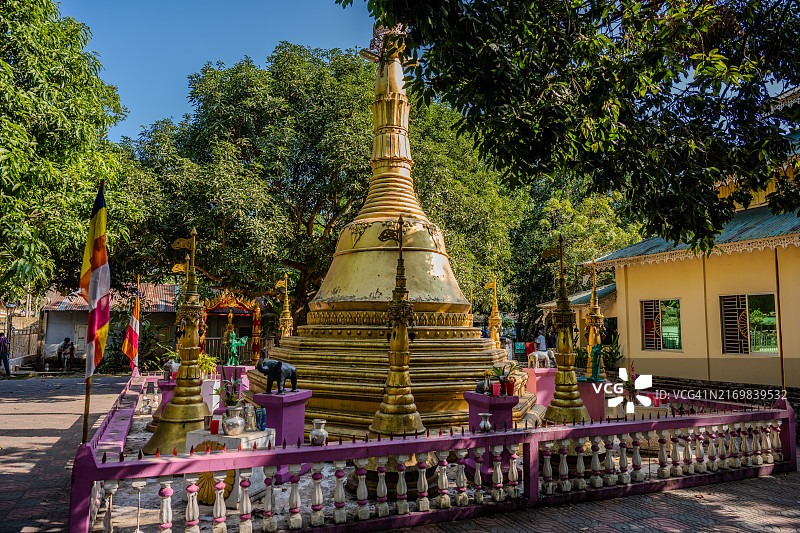 孟加拉国考克斯巴扎尔马赫什卡利岛阿南达米塔佛教寺庙的金色佛塔图片素材