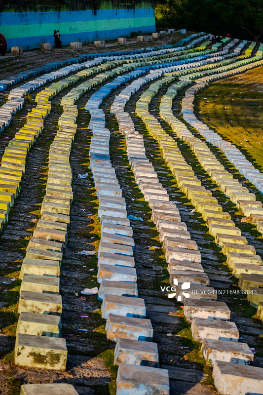 孟加拉国马赫什卡利岛户外圆形剧场的彩色混凝土长椅图片素材