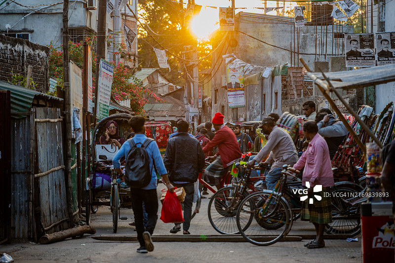 孟加拉国考克斯巴扎尔日落时分的繁忙街景图片素材